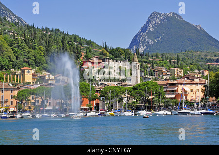 Pittoresco villaggio sul lago, Italia, Lago di Garda, Lombardia Foto Stock