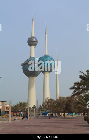 Kuwait City torri d'acqua. Un iconico punto di riferimento della città che giace appena fuori la strada del Golfo. Foto Stock