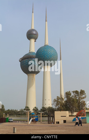 Kuwait City torri d'acqua. Un iconico punto di riferimento della città che giace appena fuori la strada del Golfo. Foto Stock