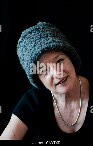 Donna di mezza età felice e sorridente Foto Stock