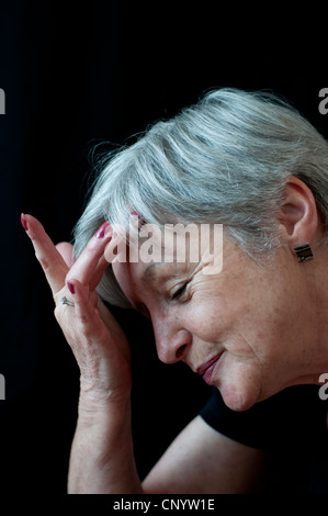 Donna di mezza età con la mano sul suo diretti Foto Stock