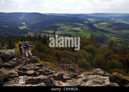 Escursionista sul Feldstein di Bruchhauser Steine, in Germania, in Renania settentrionale-Vestfalia, Sauerland, Olsberg Foto Stock