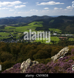 Vista di Bruchhausen da Bruchhauser Steine, in Germania, in Renania settentrionale-Vestfalia, Sauerland, Olsberg Foto Stock