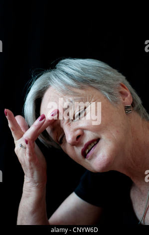 Donna di mezza età con mal di testa o cercando di sbarazzarsi del suo rughe Foto Stock