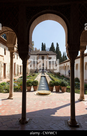 Il Generalife Palace, Alhambra di Granada, Andalusia, Spagna. Patio de la Acequia Foto Stock