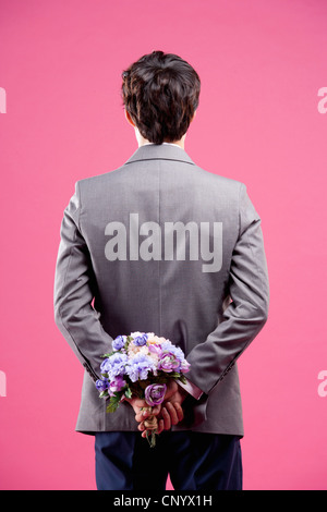 Un uomo che indossa abito formale con il fiore Foto Stock