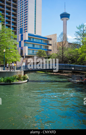 Riverwalk San Antonio Texas con la Torre delle Americhe in background Foto Stock