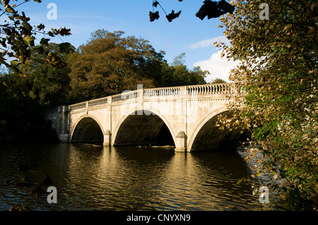 Il classico ponte in Clumber Park, Nottinghamshire, su una soleggiata giornata autunnale. Ottobre. Foto Stock