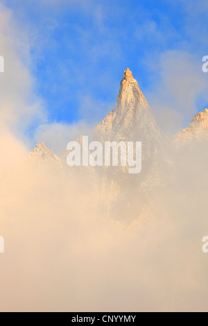 Aiguille de la TSA (3668 m) con la nebbia, Svizzera Vallese Foto Stock