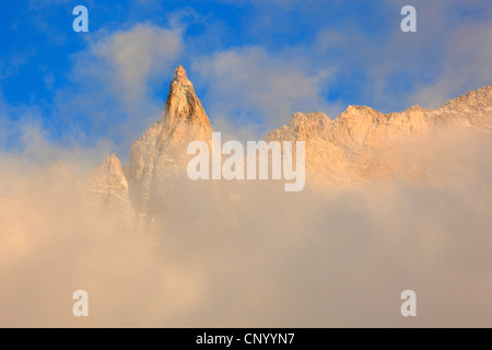 Aiguille de la TSA (3668 m) con la nebbia, Svizzera Vallese Foto Stock