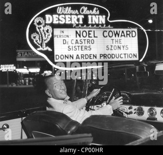 NOEL COWARD (1899-1973) drammaturgo inglese e animatore presso il Desert Inn, Las Vegas, nel 1955 Foto Stock