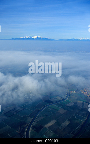 Canigou emergenti di picco sopra le nuvole, Pirenei orientali, Regione Languedoc-Roussillon, Francia Foto Stock