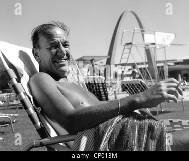 NOEL COWARD (1899-1973) drammaturgo inglese, attore e animatore presso il Desert Inn, Las Vegas, nel 1955 Foto Stock