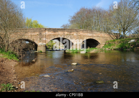 Ponte stradale sul fiume Otter a Otterton, a nord di Budleigh Salterton, Devon, Inghilterra, Regno Unito Foto Stock