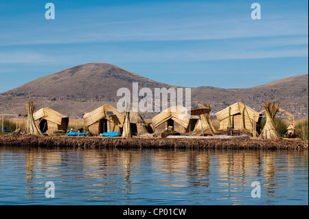 Una delle 42 isole galleggianti sul lago Titicaca chiamato 'Isole Uros', l'auto-costruito di totora canne da Quechua o indiani Uros, Perù, Uros Island, il lago Titicaca Foto Stock