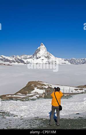 Tourist sul Gornergrat prendendo una foto del Cervino, Svizzera Foto Stock