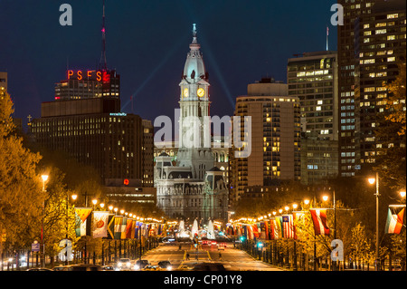Ben Franklin Parkway e il Municipio, Philadelphia, Pennsylvania, STATI UNITI D'AMERICA Foto Stock