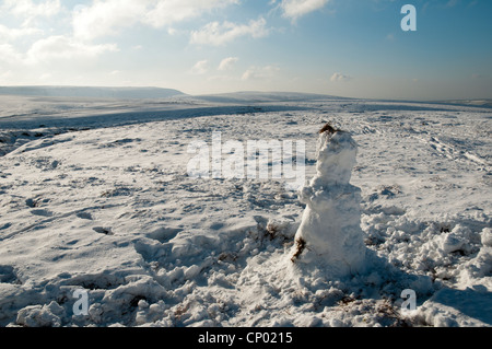 La Kinder Scout plateau e Mill Hill dalla Pennine Way percorso su Bleaklow, Peak District, Derbyshire, England, Regno Unito Foto Stock