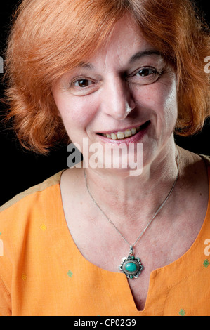 Donna di mezza età con i capelli rossi cercando felice Foto Stock