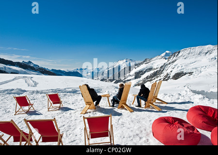 Tourist su sedie di tela sul Jungfraujoch o la parte superiore dell'Europa, Svizzera Oberland bernese Foto Stock