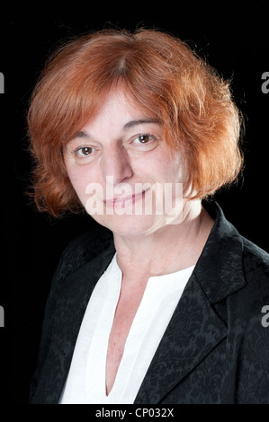 Donna di mezza età con i capelli rossi sorridente Foto Stock