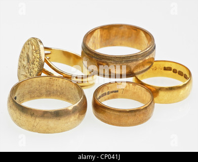 Cinque anelli in oro. I rottami in oro è elevati in ogni momento. Dagli archivi di stampa Ritratto Service (ex premere ritratto Bureau) Foto Stock