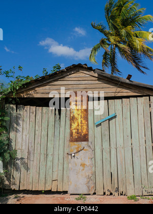 L'entrata frontale di un fatiscente garage in legno con le porte chiuse truccate con foglio di metallo e una serratura di Viñales, Cuba. Foto Stock