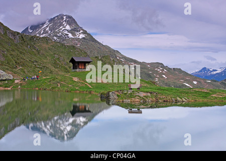 Mountain wanderers al Blausee, Svizzera Vallese Foto Stock