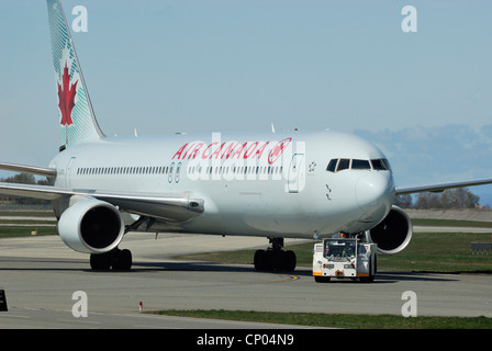 Air Canada C-GHPN Boeing 767 33A/ER trainato su asfalto presso l'Aeroporto Internazionale di Vancouver. Foto Stock