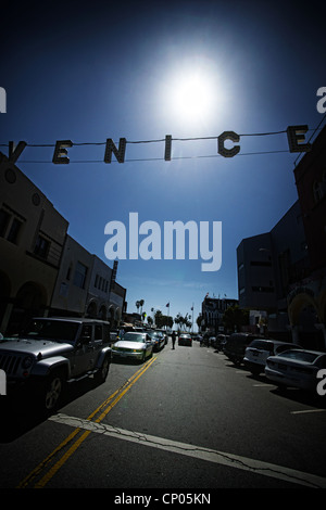 Venezia segno over street, Venezia, los angeles, Stati Uniti d'America Foto Stock