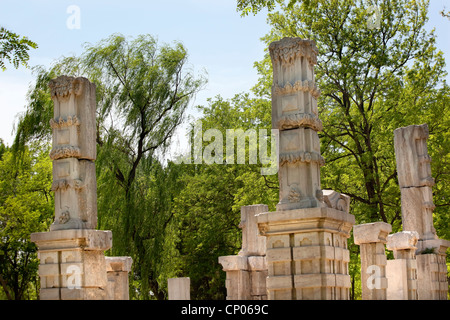 Antiche rovine pilastri vecchio Estate Palazzo Yuanming yuan cinese di Pechino Foto Stock