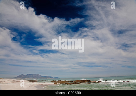 Table Bay e Table Mountain, Sud Africa, Western Cape, Bloubergstrand, Città del Capo Foto Stock