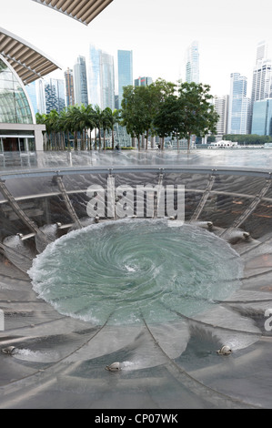 Fesa del Ned Kahn progettato "Occhio vortice acrilico" funzione di Acqua Marina Bay Sands Il complesso shopping Singapore Malaysia Foto Stock