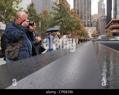 I turisti che visitano la 9/11 Memorial nella città di New York, New York, Stati Uniti d'America, 12 ottobre 2011, © Katharine Andriotis Foto Stock