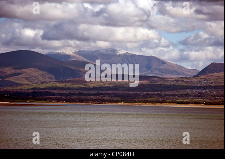 Snowdon guardando attraverso il Menai Straits da Anglesey Foto Stock