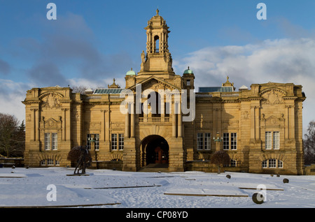 Cartwright Hall, Lister Park, Manningham, Bradford, sotto la prima neve dell'inverno, novembre 2010. Foto Stock