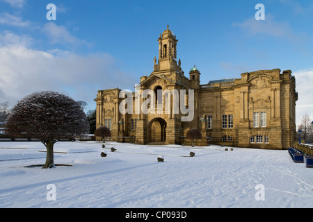 Cartwright Hall, Lister Park, Manningham, Bradford, sotto la prima neve dell'inverno, novembre 2010. Foto Stock