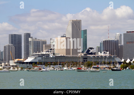 Miami Florida, Biscayne Bay, Celebrity Millennium. Nave da crociera, Celebrity Cruises, Porto di Miami, skyline della città, edifici per uffici, skyline della città, hotel Foto Stock