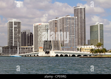 Miami Florida,Biscayne Bay,Omni Neighborhood skyline,alto edificio,condominio,skyline della citta',hotel,Venetian Causeway,drawbridge,FL120331312 Foto Stock