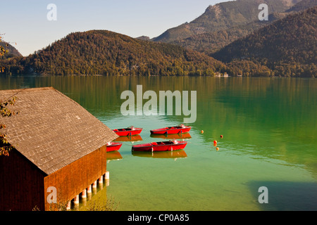 Rosso di barche e un boathouse sul lago Wolfgangsee in Austria Foto Stock