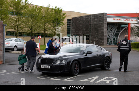 Il Liverpool Football Club LFC sostenitori appassionati di caccia di autografi Melwood allenamento Deysbrook lane Liverpool Foto Stock