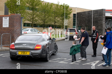 Il Liverpool Football Club LFC sostenitori appassionati di caccia di autografi Melwood allenamento Deysbrook lane Liverpool Foto Stock