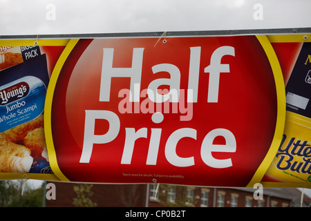 Metà prezzo supermercato offre al di fuori del Tesco, Liverpool, Merseyside, Regno Unito Foto Stock