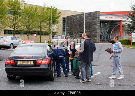 Il Liverpool Football Club LFC sostenitori appassionati di caccia di autografi Melwood allenamento Deysbrook lane Liverpool Foto Stock