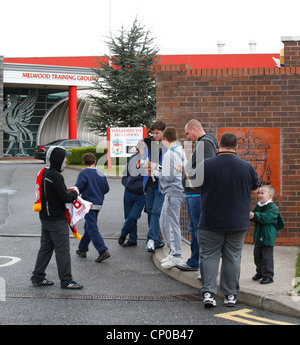 Il Liverpool Football Club LFC sostenitori appassionati di caccia di autografi Melwood allenamento Liverpool Foto Stock