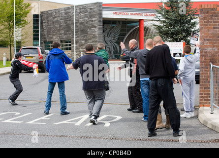 Il Liverpool Football Club LFC sostenitori appassionati di caccia di autografi Melwood allenamento Liverpool Foto Stock