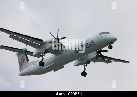 Air Canada Express a turboelica atterraggio all'Aeroporto Pearson Canada Foto Stock