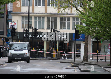 Cucciolata disseminata Tottenham Court Road, dopo un uomo che minacciano di far esplodere un ufficio getta le voci da un quinto piano window Foto Stock