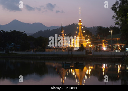 Elk208-3119 Thailandia, Mae Hong Son, Wat Jong Klang attraverso il lago di sunrise Foto Stock