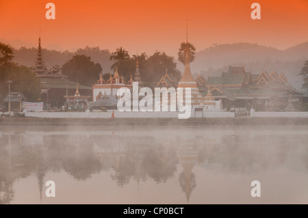 Elk208-3128 Thailandia, Mae Hong Son, Wat Jong Klang attraverso il lago di sunrise Foto Stock